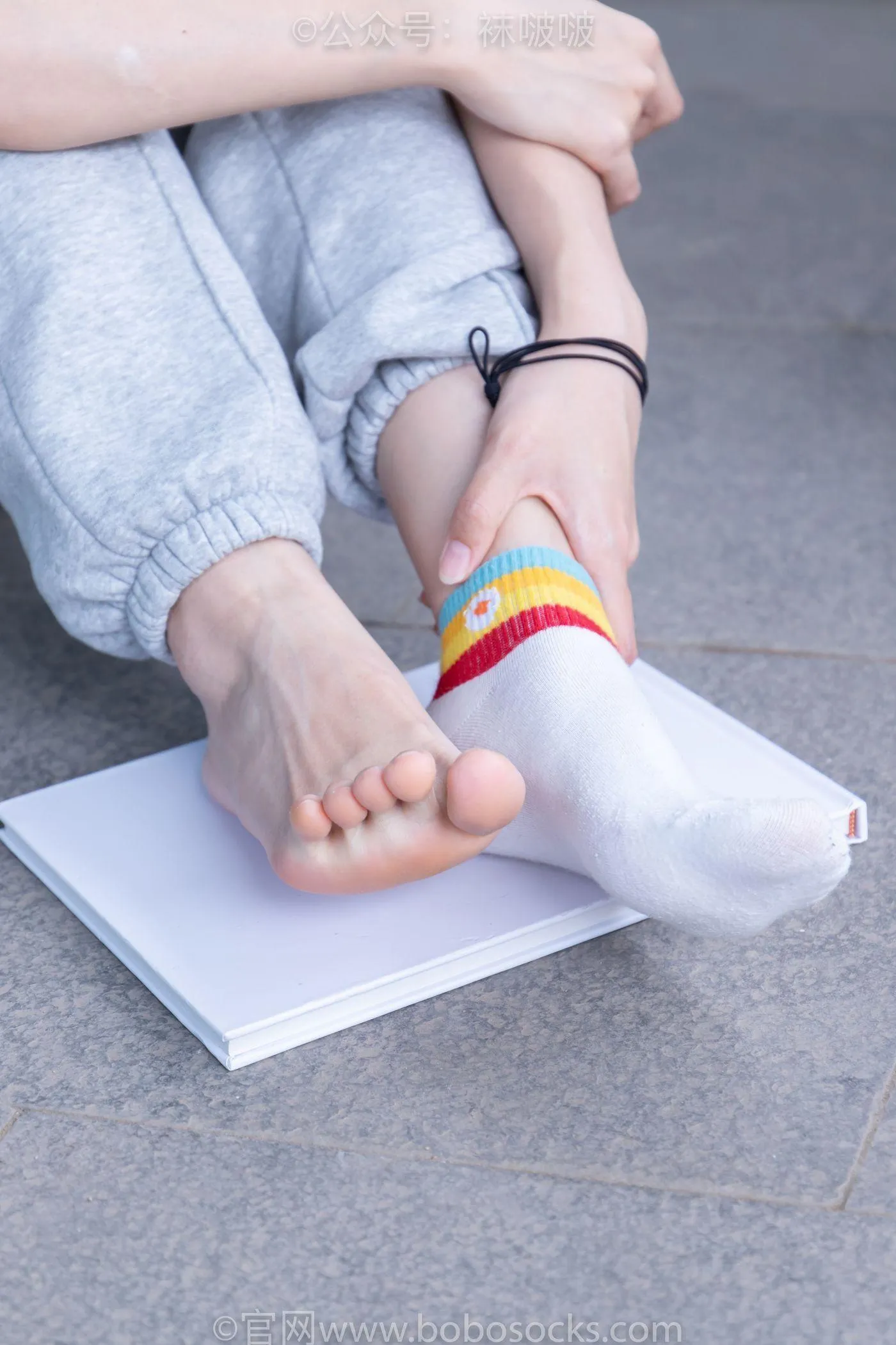 [BoBoSocks袜啵啵]NO.012 泡芙-运动鞋、白棉袜、裸足 [132P]插图